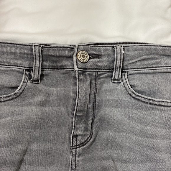 Women’s American Eagle Outfitters Distressed Grey Jegging Jeans. Size 4 short. - Picture 11 of 16